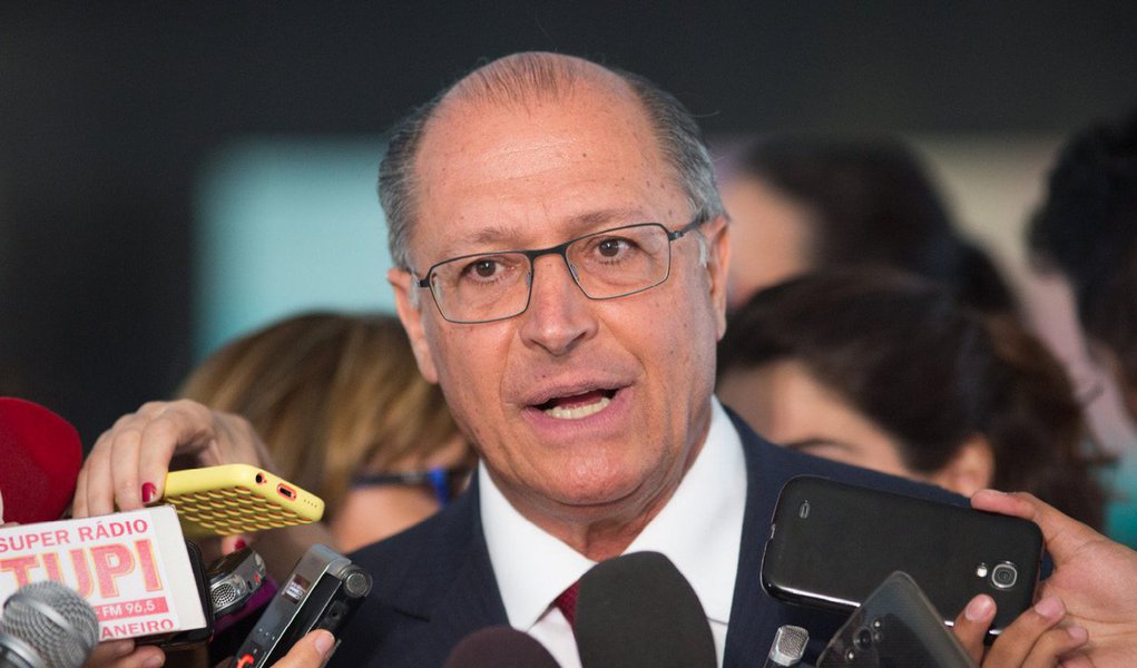 Governador Geraldo Alckmin, tido como o nome natural do PSDB para a disputa presidencial de 2018, diverge frontalmente do senador Aécio Neves, presidente nacional do partido; "Essa questão de impeachment não está colocada neste momento, não há nenhuma proposta hoje de impeachment no Congresso Nacional", destacou Alckmin nesta segunda-feira 10, durante cerimônia em homenagem a Eduardo Campos no Recife; segundo ele, "só existirá nova eleição se anular a eleição passada", algo que "hoje não é discutido"; líderes tucanos na Câmara e no Senado defenderam na semana passada que haja novas eleições antes de 2018 (Foto: Gisele Federicce) Governador Geraldo Alckmin, tido como o nome natural do PSDB para a disputa presidencial de 2018, diverge frontalmente do senador Aécio Neves, presidente nacional do partido; "Essa questão de impeachment não está colocada neste momento, não há nenhuma proposta hoje de impeachment no Congresso Nacional", destacou Alckmin nesta segunda-feira 10, durante cerimônia em homenagem a Eduardo Campos no Recife; segundo ele, "só existirá nova eleição se anular a eleição passada", algo que "hoje não é discutido"; líderes tucanos na Câmara e no Senado defenderam na semana passada que haja novas eleições antes de 2018