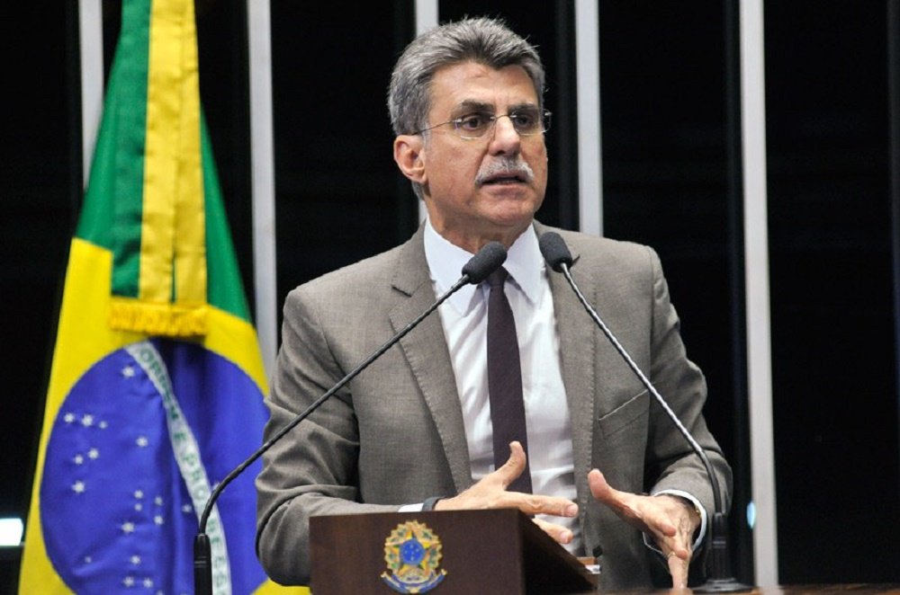 O senador Romero Jucá (PMDB-RR) faz uma previsão negativa quanto à situação do país, em entrevista neste sábado (15); "O quadro econômico e político vai se agravar cada dia mais. Cada domingo será pior, pois haverá mais pessoas chorando desemprego, lojas fechando, pessoas sem pagar o carnê na segunda, devendo cheque especial", afirma; segundo ele, a presidente Dilma precisa mudar o governo e diz que o quadro é reversível caso ela se entenda com a sociedade; "Ou o governo dá um cavalo de pau radical ou ele não se sustenta. Mas tenho esperança. Para que existe UTI? Para reanimar o cidadão. O governo está na UTI. Pelo amor de Deus, não racionem o oxigênio! Porque depois vai morrer e aí não adianta, porque já passou a hora. Ou o governo muda, ou o povo muda o governo", sentencia (Foto: Valter Lima) O senador Romero Jucá (PMDB-RR) faz uma previsão negativa quanto à situação do país, em entrevista neste sábado (15); "O quadro econômico e político vai se agravar cada dia mais. Cada domingo será pior, pois haverá mais pessoas chorando desemprego, lojas fechando, pessoas sem pagar o carnê na segunda, devendo cheque especial", afirma; segundo ele, a presidente Dilma precisa mudar o governo e diz que o quadro é reversível caso ela se entenda com a sociedade; "Ou o governo dá um cavalo de pau radical ou ele não se sustenta. Mas tenho esperança. Para que existe UTI? Para reanimar o cidadão. O governo está na UTI. Pelo amor de Deus, não racionem o oxigênio! Porque depois vai morrer e aí não adianta, porque já passou a hora. Ou o governo muda, ou o povo muda o governo", sentencia