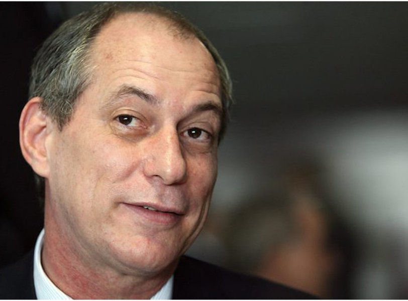 Ele esteve no Palácio Guanabara, sede do governo do Rio de Janeiro, para uma reunião na Casa Civil do Estado. Questionado sobre a possibilidade de ingressar no PDT, como se especulou há algumas semanas, Ciro brincou: "Não sei, eu sou da CSN". Sobre o futuro político, respondeu: "Olho para 2018 com muito carinho, mas nesse momento estou ocupado em trabalhar bem na CSN". Filiado ao PROS, Ciro trabalha desde o início do ano na Companhia Siderúrgica Nacional (CSN) e se distanciou da vida partidária (Foto: Renata Paiva) Ele esteve no Palácio Guanabara, sede do governo do Rio de Janeiro, para uma reunião na Casa Civil do Estado. Questionado sobre a possibilidade de ingressar no PDT, como se especulou há algumas semanas, Ciro brincou: "Não sei, eu sou da CSN". Sobre o futuro político, respondeu: "Olho para 2018 com muito carinho, mas nesse momento estou ocupado em trabalhar bem na CSN". Filiado ao PROS, Ciro trabalha desde o início do ano na Companhia Siderúrgica Nacional (CSN) e se distanciou da vida partidária