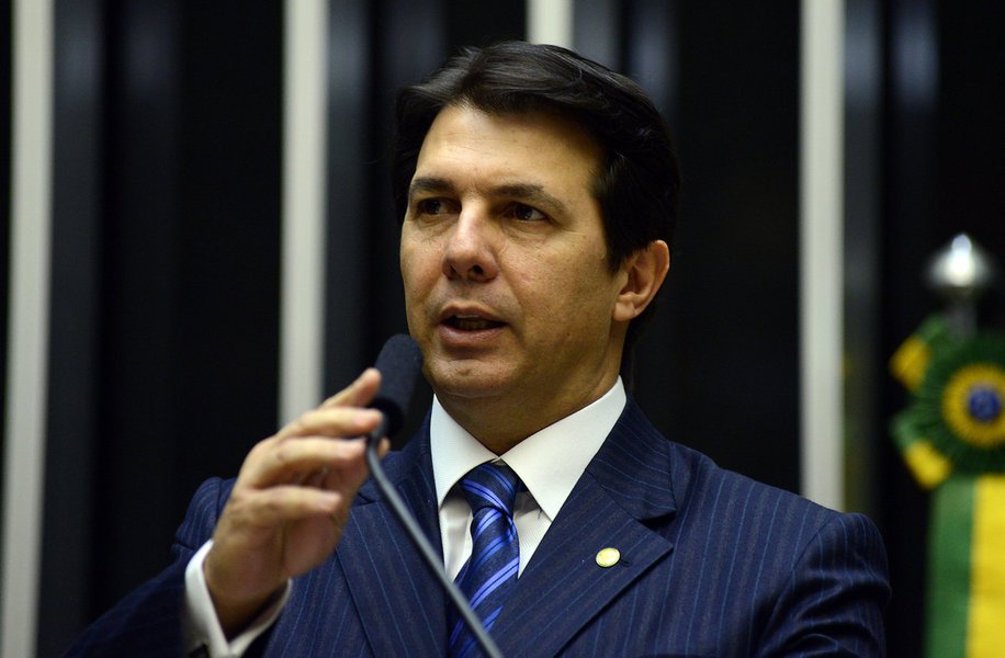 Na votação dos destaques ao projeto de lei que reduz a desoneração da folha de pagamentos, o líder do Solidariedade (SD) na Câmara, Arthur Maia, acusou a presidente Dilma Rousseff de "enganar de maneira propositada" a classe empresarial; "Faltando três meses para a eleição, o discurso da presidente Dilma era de que o Brasil ia muito bem, que o governo poderia abrir mão da arrecadação porque as contas públicas estavam absolutamente regularizadas. Tudo isso em julho do ano passado, faltando três meses para a eleição. Passada a corrida eleitoral, o governo muda de opinião" (Foto: Romulo Faro) Na votação dos destaques ao projeto de lei que reduz a desoneração da folha de pagamentos, o líder do Solidariedade (SD) na Câmara, Arthur Maia, acusou a presidente Dilma Rousseff de "enganar de maneira propositada" a classe empresarial; "Faltando três meses para a eleição, o discurso da presidente Dilma era de que o Brasil ia muito bem, que o governo poderia abrir mão da arrecadação porque as contas públicas estavam absolutamente regularizadas. Tudo isso em julho do ano passado, faltando três meses para a eleição. Passada a corrida eleitoral, o governo muda de opinião"
