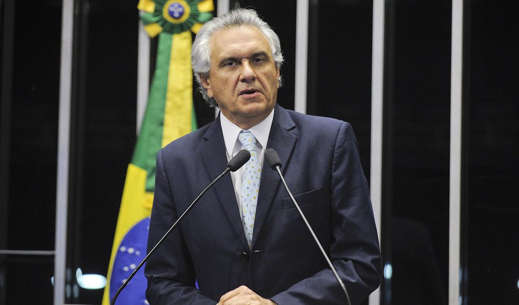 "Se tivesse uma visão de estadista, ela teria a atitude que é das grandes pessoas que sabem o que é uma Presidência da República. Caminharia em reconhecer a sua incapacidade de representar o país e renunciaria a seu cargo para que nós pudéssemos convocar novas eleições", discursou nesta terça o líder do DEM no Sendo, Ronaldo Caiado (GO) (Foto: Gisele Federicce) "Se tivesse uma visão de estadista, ela teria a atitude que é das grandes pessoas que sabem o que é uma Presidência da República. Caminharia em reconhecer a sua incapacidade de representar o país e renunciaria a seu cargo para que nós pudéssemos convocar novas eleições", discursou nesta terça o líder do DEM no Sendo, Ronaldo Caiado (GO)