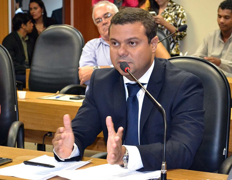 O deputado Luciano Simões Filho protocolou no Tribunal de Contas do Estado (TCE) requerimento para ter acesso aos documentos que instituiu a PPP (parceria público-privada) entre o governo do Estado e a Fonte Nova Participações, consórcio formado pelas construtoras OAS e Odebrecht para construção e administração da Arena Fonte Nova; "Essa PPP desassistida e irresponsável pode gerar sérios esses problemas financeiros aos cofres públicos. Precisamos apurar, para que os baianos sofram as consequências", diz o peemedebista (Foto: Romulo Faro) O deputado Luciano Simões Filho protocolou no Tribunal de Contas do Estado (TCE) requerimento para ter acesso aos documentos que instituiu a PPP (parceria público-privada) entre o governo do Estado e a Fonte Nova Participações, consórcio formado pelas construtoras OAS e Odebrecht para construção e administração da Arena Fonte Nova; "Essa PPP desassistida e irresponsável pode gerar sérios esses problemas financeiros aos cofres públicos. Precisamos apurar, para que os baianos sofram as consequências", diz o peemedebista