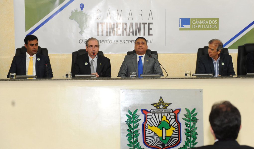 Durante a edição do programa Câmara Itinerante em Belém (PA), o presidente da Casa confirmou que a proposta será a única pauta do Plenário na última semana deste mês; "Esperamos concluir a votação da reforma política no mês de maio, para que possa ir para o Senado e os senadores possam ter tempo de analisar, revisar ou concordar, e nós termos tempo de apreciar a revisão", disse Eduardo Cunha (PMDB-RJ) (Foto: Gisele Federicce) Durante a edição do programa Câmara Itinerante em Belém (PA), o presidente da Casa confirmou que a proposta será a única pauta do Plenário na última semana deste mês; "Esperamos concluir a votação da reforma política no mês de maio, para que possa ir para o Senado e os senadores possam ter tempo de analisar, revisar ou concordar, e nós termos tempo de apreciar a revisão", disse Eduardo Cunha (PMDB-RJ)