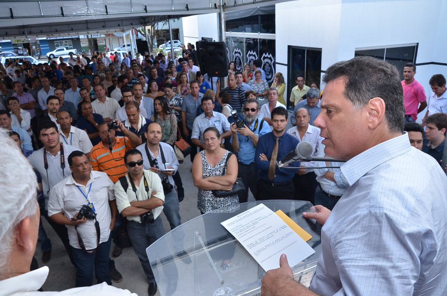 Governador esteve em Goianésia para inaugurar a 15ª Delegacia Regional de Polícia Civil; o deputado estadual petista Renato de Castro, que é da cidade, deixou de lado as divergências partidárias e elogiou Marconi e o novo complexo policial; "Governador, quando vem na cidade da gente, é pra trazer coisa boa", disse o petista; deputado federal Delegado Waldir (PSDB) afirmou que é a delegacia é uma das melhores do Estado (Foto: José Barbacena) Governador esteve em Goianésia para inaugurar a 15ª Delegacia Regional de Polícia Civil; o deputado estadual petista Renato de Castro, que é da cidade, deixou de lado as divergências partidárias e elogiou Marconi e o novo complexo policial; "Governador, quando vem na cidade da gente, é pra trazer coisa boa", disse o petista; deputado federal Delegado Waldir (PSDB) afirmou que é a delegacia é uma das melhores do Estado