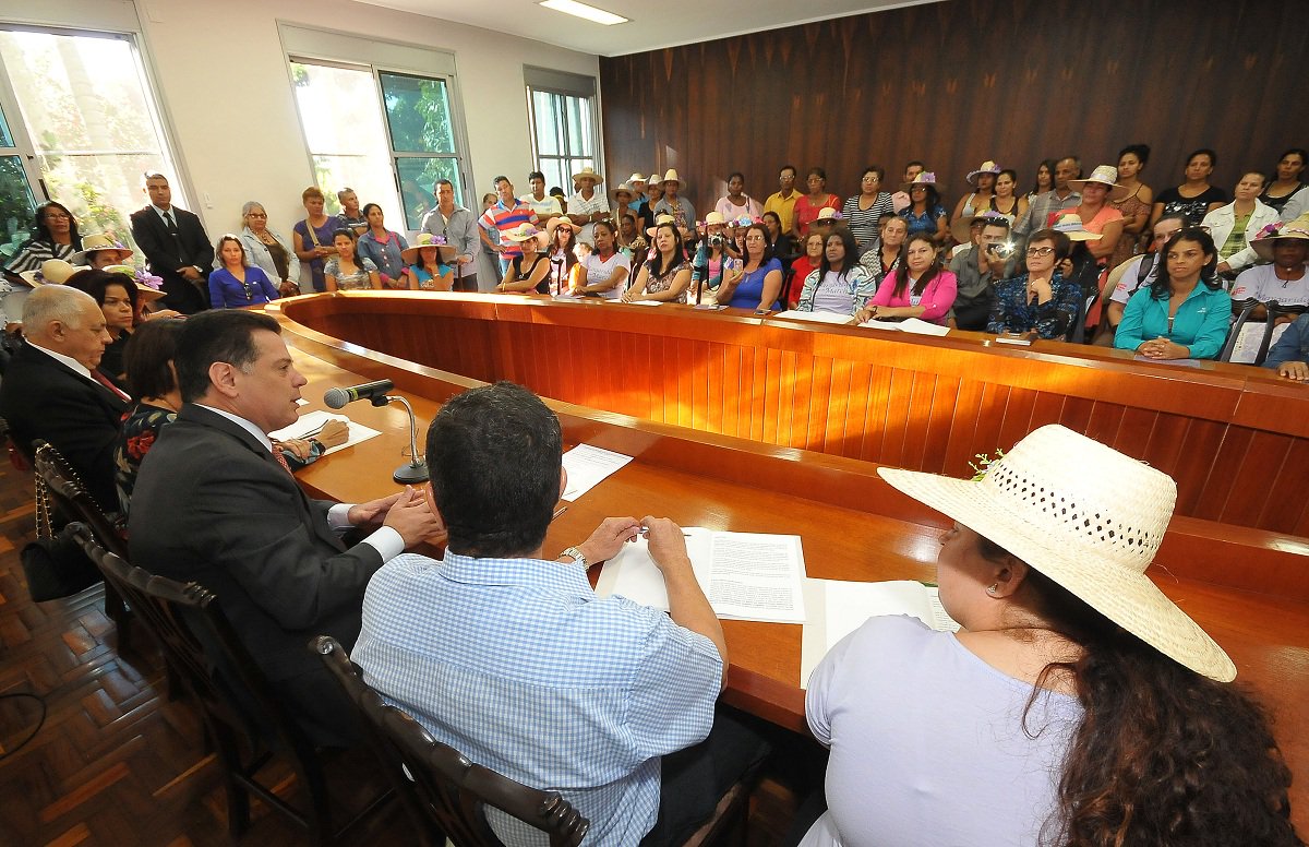 Principais reivindicações apresentadas pelos camponeses são segurança, saúde, educação, moradia e apoio técnico da Emater; governador determina ao secretário da Casa Civil, José Carlos Siqueira, que as inclua no Plano Plurianual (PPA) 2016-2019; trabalhadores saem satisfeitos do encontro; eles vão se encontrar amanhã com a presidente Dilma Rousseff na 5.ª Marcha das Margaridas, considerada a maior manifestação atual pelos direitos das mulheres no mundo. (Foto: José Barbacena) Principais reivindicações apresentadas pelos camponeses são segurança, saúde, educação, moradia e apoio técnico da Emater; governador determina ao secretário da Casa Civil, José Carlos Siqueira, que as inclua no Plano Plurianual (PPA) 2016-2019; trabalhadores saem satisfeitos do encontro; eles vão se encontrar amanhã com a presidente Dilma Rousseff na 5.ª Marcha das Margaridas, considerada a maior manifestação atual pelos direitos das mulheres no mundo.