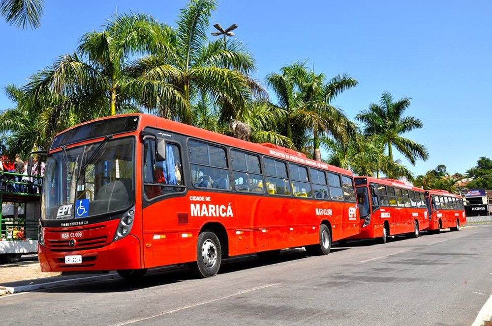 A Prefeitura de Maricá e a Empresa Pública de Transportes (EPT) receberam da Justiça mais uma confirmação em favor dos ônibus que transportam, gratuitamente, a população da cidade; o Judiciário negou a concessão de liminar com suspensão do serviço prestado pela EPT; à Justiça, o órgão ressaltou que a exclusividade mencionada se refere apenas às linhas licitadas, não a todo o transporte público na cidade (Foto: Leonardo Lucena) A Prefeitura de Maricá e a Empresa Pública de Transportes (EPT) receberam da Justiça mais uma confirmação em favor dos ônibus que transportam, gratuitamente, a população da cidade; o Judiciário negou a concessão de liminar com suspensão do serviço prestado pela EPT; à Justiça, o órgão ressaltou que a exclusividade mencionada se refere apenas às linhas licitadas, não a todo o transporte público na cidade