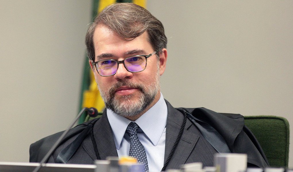 Ministro do Supremo Tribunal Federal Dias Toffoli propõe o encurtamento do período eleitoral, a imposição de teto de doações e custos de campanha, manifesta-se contra o fim do instituto da reeleição e reafirma que permitir a doação de empresas para campanhas eleitorais faz com que os eleitos representem mais as pessoas jurídicas que as pessoas físicas (Foto: Roberta Namour) Ministro do Supremo Tribunal Federal Dias Toffoli propõe o encurtamento do período eleitoral, a imposição de teto de doações e custos de campanha, manifesta-se contra o fim do instituto da reeleição e reafirma que permitir a doação de empresas para campanhas eleitorais faz com que os eleitos representem mais as pessoas jurídicas que as pessoas físicas