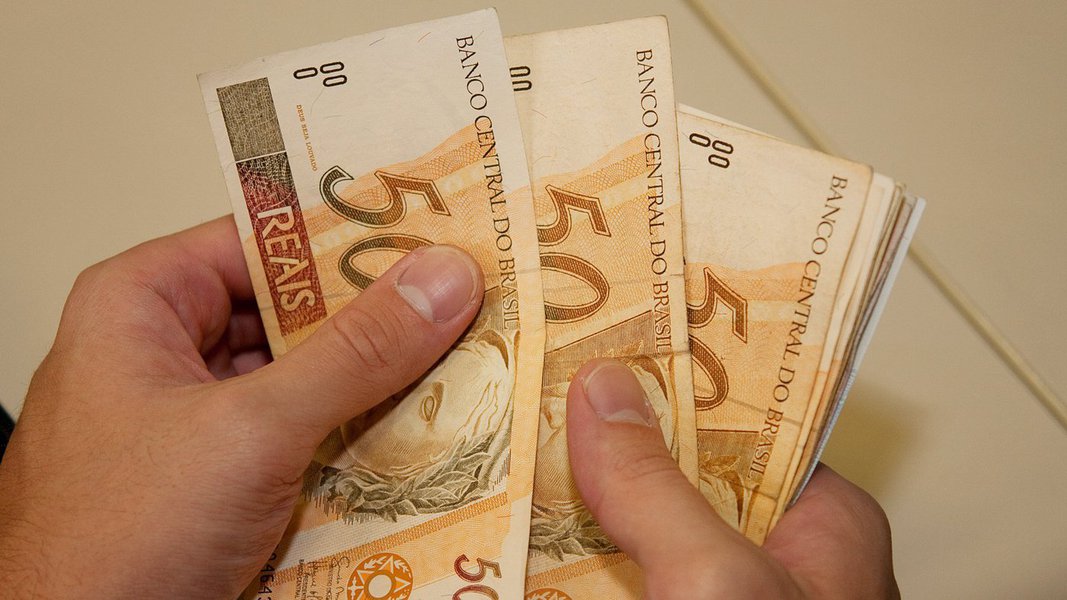 A Receita Federal deposita nesta segunda (17), na rede bancária, os valores referentes ao terceiro lote de restituições do Imposto de Renda Pessoas Física 2015; no lote, estão 1.742.112 contribuintes, totalizando mais de R$ 2,1 bilhões; foram também liberadas declarações que estavam na malha fina dos exercícios de 2008 a 2014; a consulta ao lote está disponível desde a semana passada na página da Receita na internet ou por meio do Receitafone 146 (Foto: Valter Lima) A Receita Federal deposita nesta segunda (17), na rede bancária, os valores referentes ao terceiro lote de restituições do Imposto de Renda Pessoas Física 2015; no lote, estão 1.742.112 contribuintes, totalizando mais de R$ 2,1 bilhões; foram também liberadas declarações que estavam na malha fina dos exercícios de 2008 a 2014; a consulta ao lote está disponível desde a semana passada na página da Receita na internet ou por meio do Receitafone 146