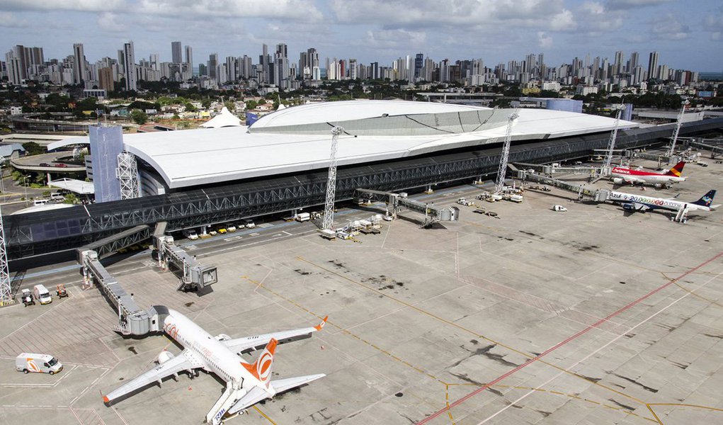 A Comissão de Viação e Transportes aprovou proposta que altera o nome do aeroporto do Recife (PE) para "Aeroporto Internacional do Recife/Guararapes - Gilberto Freyre e Governador Eduardo Campos"; o local leva apenas o nome do escritor e cientista pernambucano Gilberto Freyre, autor do livro Casa-Grande & Senzala, publicado em 1933 e considerado revolucionário para a historiografia brasileira; mudança de nome está prevista no Projeto de Lei 7937/14, do deputado Gonzaga Patriota (PSB-PE), e foi aprovada na semana de um ano da morte do ex-governador Eduardo Campos (Foto: Paulo Emílio) A Comissão de Viação e Transportes aprovou proposta que altera o nome do aeroporto do Recife (PE) para "Aeroporto Internacional do Recife/Guararapes - Gilberto Freyre e Governador Eduardo Campos"; o local leva apenas o nome do escritor e cientista pernambucano Gilberto Freyre, autor do livro Casa-Grande & Senzala, publicado em 1933 e considerado revolucionário para a historiografia brasileira; mudança de nome está prevista no Projeto de Lei 7937/14, do deputado Gonzaga Patriota (PSB-PE), e foi aprovada na semana de um ano da morte do ex-governador Eduardo Campos
