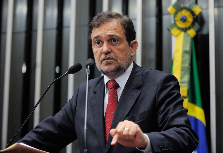 Sem a mínima cerimônia, o senador Walter Pinheiro recusa indicação do PT para ser candidato a prefeito de Salvador em 2016. "Declino da indicação, pois, no momento, minha prioridade é cumprir a missão que a Bahia me deu no Senado", diz ele; o senador diz ainda que a notícia foi recebida com surpresa. Apesar de refutar a possibilidade, ele afirma que "a lista apresentada é composta por quadros que representarão muito bem o PT no próximo pleito" (Foto: Romulo Faro) Sem a mínima cerimônia, o senador Walter Pinheiro recusa indicação do PT para ser candidato a prefeito de Salvador em 2016. "Declino da indicação, pois, no momento, minha prioridade é cumprir a missão que a Bahia me deu no Senado", diz ele; o senador diz ainda que a notícia foi recebida com surpresa. Apesar de refutar a possibilidade, ele afirma que "a lista apresentada é composta por quadros que representarão muito bem o PT no próximo pleito"