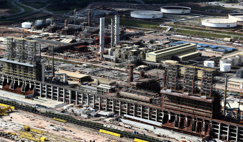 Relatório do Tribunal de Contas da União aponta que a Petrobras teria pago a mais, somente em um dos contratos da construção da Refinaria Abreu e Lima, em Pernambuco, R$ 673 milhões às empresas Cnec e Camargo Corrêa; valor, segundo o órgão de controle é quase o mesmo que teria sido efetivamente gasto na realização das obras para a implantação da unidade de coqueamento retardado (Foto: Paulo Emílio) Relatório do Tribunal de Contas da União aponta que a Petrobras teria pago a mais, somente em um dos contratos da construção da Refinaria Abreu e Lima, em Pernambuco, R$ 673 milhões às empresas Cnec e Camargo Corrêa; valor, segundo o órgão de controle é quase o mesmo que teria sido efetivamente gasto na realização das obras para a implantação da unidade de coqueamento retardado