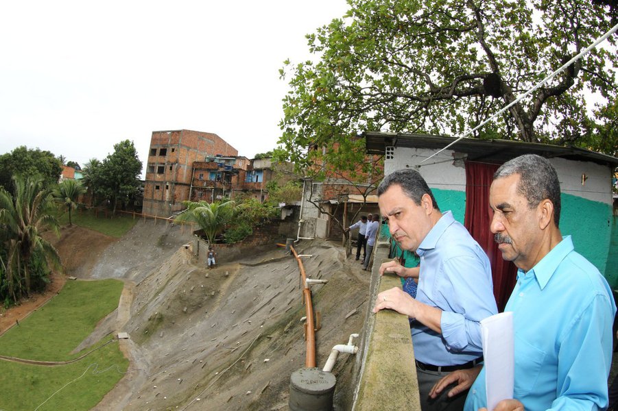 A décima contenção de encosta do 'Programa de Prevenção de Desastres Naturais' foi entregue pelo governador Rui Costa nesta terça-feira, no bairro de Fazenda Grande III/Boca da Mata, em Salvador; a estrutura, que tem 139 metros de extensão, beneficia 128 famílias; "Recuperar essas encostas é garantir a segurança de muitas famílias e retomar a coleta do esgoto. Estamos promovendo uma melhor qualidade de vida para as pessoas e a valorização do verde. Essa é a combinação que nós queremos para a cidade toda", afirmou o governador (Foto: Romulo Faro) A décima contenção de encosta do 'Programa de Prevenção de Desastres Naturais' foi entregue pelo governador Rui Costa nesta terça-feira, no bairro de Fazenda Grande III/Boca da Mata, em Salvador; a estrutura, que tem 139 metros de extensão, beneficia 128 famílias; "Recuperar essas encostas é garantir a segurança de muitas famílias e retomar a coleta do esgoto. Estamos promovendo uma melhor qualidade de vida para as pessoas e a valorização do verde. Essa é a combinação que nós queremos para a cidade toda", afirmou o governador