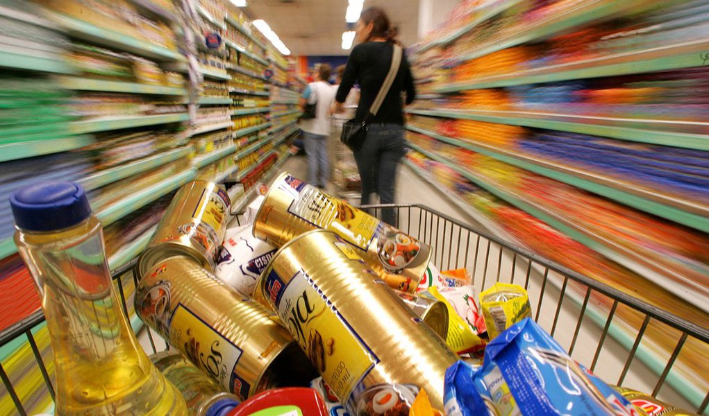 Pesquisa Focus, do Banco Central, apontou piora do cenário para o IPCA em 2015 pela 11ª semana seguida, com a projeção subindo 0,03 ponto percentual e chegando a 9%; economistas de instituições financeiras voltaram a elevar também a perspectiva para a Selic no final deste ano a 14,50%, contra 14,25% antes (Foto: Paulo Emílio) Pesquisa Focus, do Banco Central, apontou piora do cenário para o IPCA em 2015 pela 11ª semana seguida, com a projeção subindo 0,03 ponto percentual e chegando a 9%; economistas de instituições financeiras voltaram a elevar também a perspectiva para a Selic no final deste ano a 14,50%, contra 14,25% antes