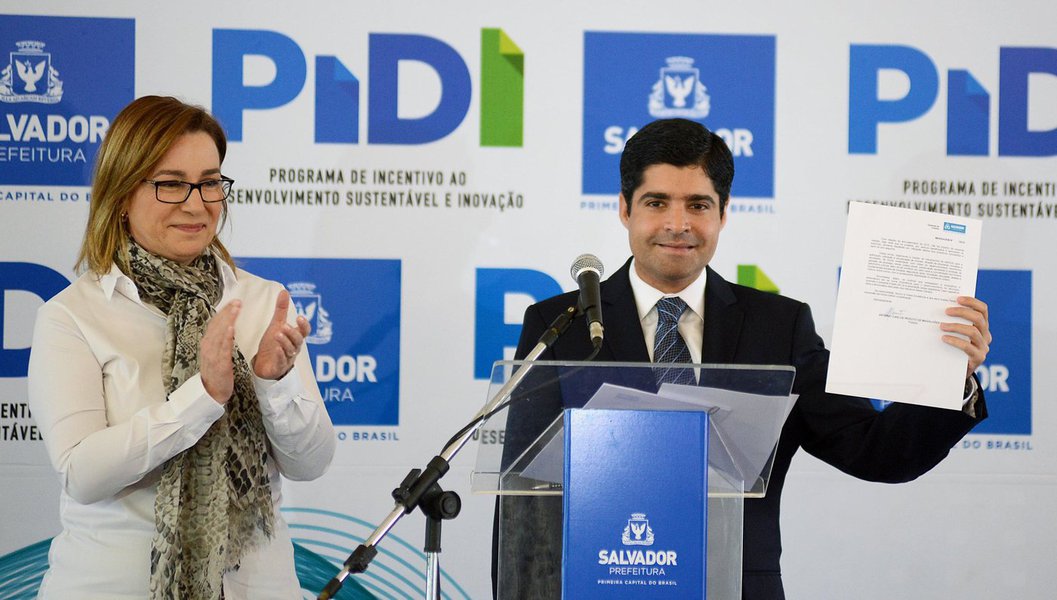 O prefeito ACM Neto lançou nesta quarta-feira o 'Programa de Incentivo ao Desenvolvimento Sustentável e Inovação (PIDI)' e o encaminhou à Câmara Municipal o projeto de lei que institui o programa, com pedido de "brevidade" para apreciação e votação; "Esse é um programa de extrema importância para a economia da cidade. O que a gente pretende é facilitar novos investimentos e novos empreendimentos em áreas que precisam ser revitalizadas. Vamos permitir que aqueles que invistam acumulem créditos de IPTU e ISS e depois podem diminuir o peso do que foi investido. A criação desses empreendimentos vai dinamizar a vida urbana dessas áreas e facilitar a criação de emprego em um momento tão crítico em que vive a economia brasileira", disse o democrata (Foto: Romulo Faro) O prefeito ACM Neto lançou nesta quarta-feira o 'Programa de Incentivo ao Desenvolvimento Sustentável e Inovação (PIDI)' e o encaminhou à Câmara Municipal o projeto de lei que institui o programa, com pedido de "brevidade" para apreciação e votação; "Esse é um programa de extrema importância para a economia da cidade. O que a gente pretende é facilitar novos investimentos e novos empreendimentos em áreas que precisam ser revitalizadas. Vamos permitir que aqueles que invistam acumulem créditos de IPTU e ISS e depois podem diminuir o peso do que foi investido. A criação desses empreendimentos vai dinamizar a vida urbana dessas áreas e facilitar a criação de emprego em um momento tão crítico em que vive a economia brasileira", disse o democrata