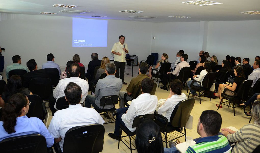 A Prefeitura de Palmas lançou nessa terça-feira, 30, o novo Portal da Transparência do Município; na ocasião, o prefeito Carlos Amastha (PSB) explicou a importância do Portal para acesso a informação de maneira eficiente, prática e rápida; "A partir de hoje o cidadão passa a ter acesso a tudo que está sendo feito na gestão. Os gastos, os investimentos e sem dúvida o objetivo é ser a Capital mais transparente do Brasil", afirmou o gestou municipal; entre as novidades, o portal oferece filtro de pesquisa para que o cidadão busque apenas a informação específica, assim como as informações em tabelas e gráficos (Foto: Aquiles Lins) A Prefeitura de Palmas lançou nessa terça-feira, 30, o novo Portal da Transparência do Município; na ocasião, o prefeito Carlos Amastha (PSB) explicou a importância do Portal para acesso a informação de maneira eficiente, prática e rápida; "A partir de hoje o cidadão passa a ter acesso a tudo que está sendo feito na gestão. Os gastos, os investimentos e sem dúvida o objetivo é ser a Capital mais transparente do Brasil", afirmou o gestou municipal; entre as novidades, o portal oferece filtro de pesquisa para que o cidadão busque apenas a informação específica, assim como as informações em tabelas e gráficos