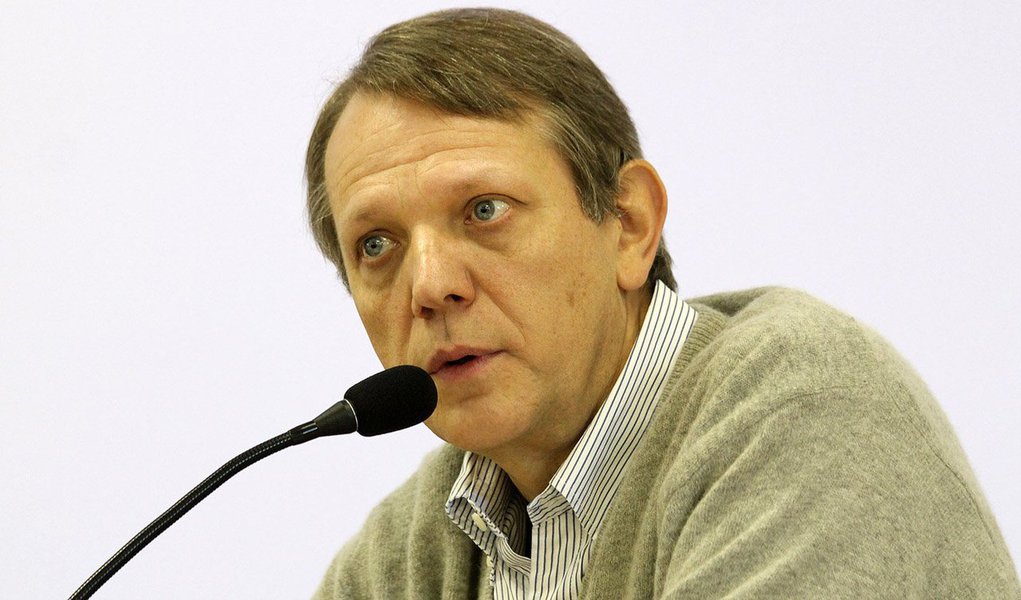 O cientista político André Singer classifica que desde 2003, o chamado 'Lulismo' vive seu momento mais difícil, com as dificuldades atravessadas pelo governo da presidente Dilma Rousseff; "Diria que o lulismo vive seu momento mais difícil porque sua capacidade de direção está em xeque. O modelo lulista é uma política de redução da pobreza extrema, porém, com repercussões favoráveis junto à classe trabalhadora organizada", afirmou Singer (Foto: Aquiles Lins) O cientista político André Singer classifica que desde 2003, o chamado 'Lulismo' vive seu momento mais difícil, com as dificuldades atravessadas pelo governo da presidente Dilma Rousseff; "Diria que o lulismo vive seu momento mais difícil porque sua capacidade de direção está em xeque. O modelo lulista é uma política de redução da pobreza extrema, porém, com repercussões favoráveis junto à classe trabalhadora organizada", afirmou Singer