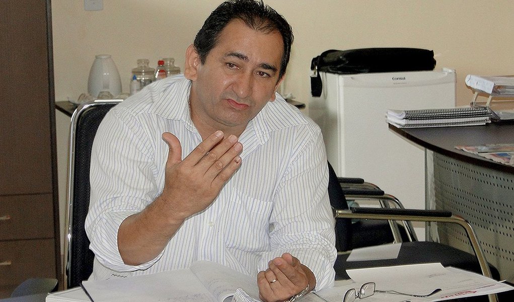 Presidente do Sindicato dos Trabalhadores em Saúde do Tocantins (Sintras), Manoel Miranda, informou que o Governo do Estado creditou na conta dos servidores da saúde nessa quinta-feira, 12, as parcelas em atraso de insalubridade e adicional noturno; ao pagar estas parcelas que são referentes aos meses de julho e agosto, o governo atualiza o cronograma de pagamento destes benefícios aos servidores como foi acordado com a categoria; segundo ele, o governo pagou também plantões extras e a primeira parcela da data-base sendo o percentual de 4,17% (Foto: Aquiles Lins) Presidente do Sindicato dos Trabalhadores em Saúde do Tocantins (Sintras), Manoel Miranda, informou que o Governo do Estado creditou na conta dos servidores da saúde nessa quinta-feira, 12, as parcelas em atraso de insalubridade e adicional noturno; ao pagar estas parcelas que são referentes aos meses de julho e agosto, o governo atualiza o cronograma de pagamento destes benefícios aos servidores como foi acordado com a categoria; segundo ele, o governo pagou também plantões extras e a primeira parcela da data-base sendo o percentual de 4,17%