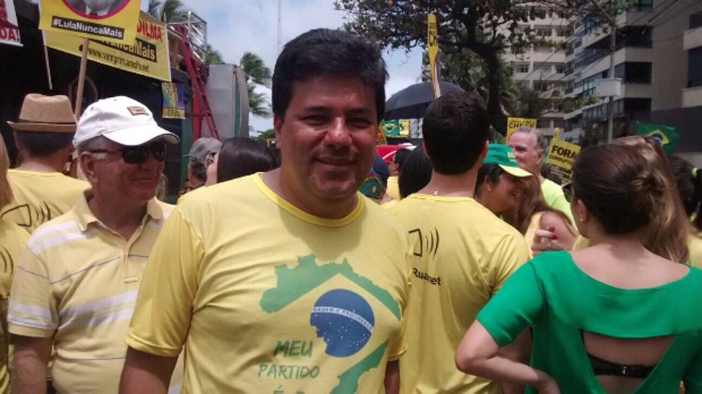 Líder do DEM na Câmara Federal, Mendonça Filho (PE), disse que os casos de corrupção atualmente investigados dão conta de que "a corrupção na era Collor era fichinha se comparada a atual situação"; declaração do parlamentar, contudo, não expressa nenhuma posição acerca da operação Fair Play da Polícia Federal que investiga superfaturamento da ordem de R$ 42,8 milhões na construção da Arena Pernambuco; empreiteiras investigadas – e que também estão envolvidas na Operação Lava Jato - doaram R$ 500 mil à sua campanha eleitoral no ano passado; sobre este assunto, nenhuma palavra (Foto: Paulo Emílio) Líder do DEM na Câmara Federal, Mendonça Filho (PE), disse que os casos de corrupção atualmente investigados dão conta de que "a corrupção na era Collor era fichinha se comparada a atual situação"; declaração do parlamentar, contudo, não expressa nenhuma posição acerca da operação Fair Play da Polícia Federal que investiga superfaturamento da ordem de R$ 42,8 milhões na construção da Arena Pernambuco; empreiteiras investigadas – e que também estão envolvidas na Operação Lava Jato - doaram R$ 500 mil à sua campanha eleitoral no ano passado; sobre este assunto, nenhuma palavra