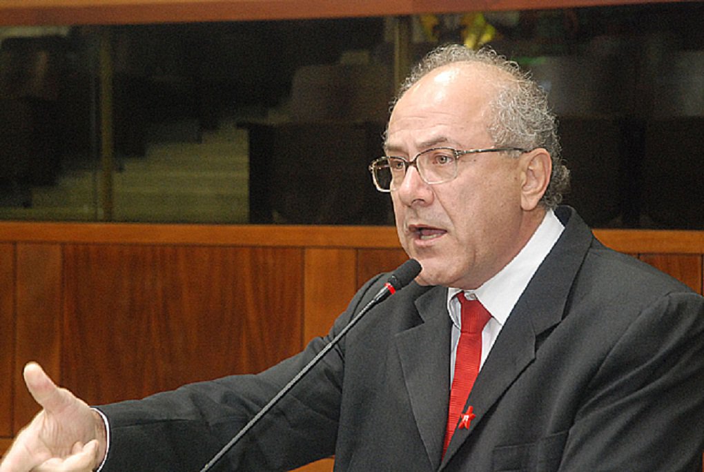 Em audiência judicial realizada na manhã de hoje, o ex-deputado estadual Mauro Rubem (PT) se retratou de calúnias que proferiu contra o governador Marconi Perillo (PSDB) em junho de 2013, em seu perfil no Twitter; na época, o então parlamentar acusou Marconi do crime de formação de quadrilha, sem mostrar provas; Rubem disse hoje que ”me equivoquei ao caluniar e injuriar o governador de Goiás”, que “a acusação foi injusta”; Marconi aceitou a retratação, que foi seguida por um acordo judicial: Mauro Rubem ainda terá de fazer uma doação de R$ 10 mil em remédios ao Hospital do Câncer (Foto: José Barbacena) Em audiência judicial realizada na manhã de hoje, o ex-deputado estadual Mauro Rubem (PT) se retratou de calúnias que proferiu contra o governador Marconi Perillo (PSDB) em junho de 2013, em seu perfil no Twitter; na época, o então parlamentar acusou Marconi do crime de formação de quadrilha, sem mostrar provas; Rubem disse hoje que ”me equivoquei ao caluniar e injuriar o governador de Goiás”, que “a acusação foi injusta”; Marconi aceitou a retratação, que foi seguida por um acordo judicial: Mauro Rubem ainda terá de fazer uma doação de R$ 10 mil em remédios ao Hospital do Câncer