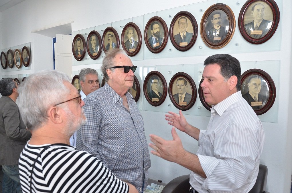 Governador participou, neste domingo, das festividades de encerramento do 17.º Festival Internacional de Cinema e Vídeo Ambiental (Fica 2015), na Cidade de Goiás; Marconi afirmou que o sucesso de público e crítica da edição deste ano mostra que a proposta de redirecionar a programação para a temática ambiental e de reflexão sobre a produção cinematográfica está correta; filmes e mostras foram apreciadas por mais de 5 mil pessoas durante os seis dias de festival; jornalista Arnaldo Jabor fez palestra sobre o cinema brasileiro e conheceu lugares históricas da cidade ao lado de Marconi Perillo (Foto: José Barbacena) Governador participou, neste domingo, das festividades de encerramento do 17.º Festival Internacional de Cinema e Vídeo Ambiental (Fica 2015), na Cidade de Goiás; Marconi afirmou que o sucesso de público e crítica da edição deste ano mostra que a proposta de redirecionar a programação para a temática ambiental e de reflexão sobre a produção cinematográfica está correta; filmes e mostras foram apreciadas por mais de 5 mil pessoas durante os seis dias de festival; jornalista Arnaldo Jabor fez palestra sobre o cinema brasileiro e conheceu lugares históricas da cidade ao lado de Marconi Perillo