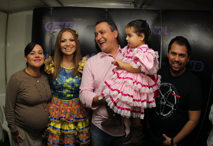 O segundo e último dia do 'São João da Bahia' em Paripe, no subúrbio ferroviário de Salvador, nesta quarta-feira (24), contou com a presença do governador Rui Costa, da primeira-dama, Aline Peixoto, e da filha Marina; segundo Rui, ele viu as fotos do primeiro dia de festa, que reuniu 30 mil pessoas na Praça João Martins, e se encantou; "Excepcional esta festa aqui em Paripe. Vim especialmente para desejar um São João de paz neste último dia. Quero parabenizar a Bahiatursa e toda a equipe que produziu o evento e já aviso para que se preparem, pois no ano que vem tem mais. Quero uma festa maior e melhor" (Foto: Romulo Faro) O segundo e último dia do 'São João da Bahia' em Paripe, no subúrbio ferroviário de Salvador, nesta quarta-feira (24), contou com a presença do governador Rui Costa, da primeira-dama, Aline Peixoto, e da filha Marina; segundo Rui, ele viu as fotos do primeiro dia de festa, que reuniu 30 mil pessoas na Praça João Martins, e se encantou; "Excepcional esta festa aqui em Paripe. Vim especialmente para desejar um São João de paz neste último dia. Quero parabenizar a Bahiatursa e toda a equipe que produziu o evento e já aviso para que se preparem, pois no ano que vem tem mais. Quero uma festa maior e melhor"