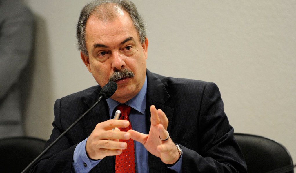 "Vejo que há ambiente hoje na Câmara de consciência da importância da estabilidade econômica e da responsabilidade fiscal", disse, otimista, o ministro-chefe da Casa Civil, sugerindo que votações de medidas que prejudicam as contas públicas do governo possam ser evitadas na Casa, que é presidida pelo deputado Eduardo Cunha (PMDB-RJ) (Foto: Gisele Federicce) "Vejo que há ambiente hoje na Câmara de consciência da importância da estabilidade econômica e da responsabilidade fiscal", disse, otimista, o ministro-chefe da Casa Civil, sugerindo que votações de medidas que prejudicam as contas públicas do governo possam ser evitadas na Casa, que é presidida pelo deputado Eduardo Cunha (PMDB-RJ)