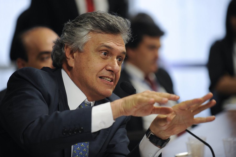 Para o líder do DEM no Senado, a delação do empresário Ricardo Pessoa, dono da UTC, "prova que as campanhas de Dilma foram irrigadas com dinheiro roubado da Petrobras e de outras fontes"; "Isso é motivo mais do que suficiente para Dilma perder o mandato e convocarmos novas eleições. Que a Câmara abra o processo de impeachment", defendeu Ronaldo Caiado via Twitter; ministro Edinho Silva, que era tesoureiro da campanha da presidente no ano passado, defende que todas as doações foram declaradas à Justiça Eleitoral; lista de doadores da UTC inclui políticos de seis partidos, incluindo o senador Aloysio Nunes (PSDB-SP), que foi vice na chapa de Aécio (Foto: Gisele Federicce) Para o líder do DEM no Senado, a delação do empresário Ricardo Pessoa, dono da UTC, "prova que as campanhas de Dilma foram irrigadas com dinheiro roubado da Petrobras e de outras fontes"; "Isso é motivo mais do que suficiente para Dilma perder o mandato e convocarmos novas eleições. Que a Câmara abra o processo de impeachment", defendeu Ronaldo Caiado via Twitter; ministro Edinho Silva, que era tesoureiro da campanha da presidente no ano passado, defende que todas as doações foram declaradas à Justiça Eleitoral; lista de doadores da UTC inclui políticos de seis partidos, incluindo o senador Aloysio Nunes (PSDB-SP), que foi vice na chapa de Aécio