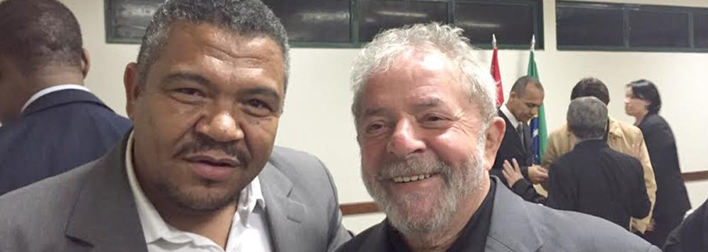 Presente à reunião das bancadas de deputados e senadores do PT com o ex-presidente Lula na segunda-feira (29) em Brasília, o deputado Valmir Assunção citou "uma série de ações" do partido para ampliar a defesa do governo contra a oposição; "Vamos seguir com o projeto de desenvolvimento social e lembrar que só foi possível a inclusão das pessoas com as políticas públicas implantadas pelo PT. A intenção é aprofundar mais as questões sobre a economia depois da aprovação do ajuste econômico pelo Legislativo, e que cada parlamentar defenda da sua maneira as agendas positivas do governo Dilma", disse Assunção (Foto: Romulo Faro) Presente à reunião das bancadas de deputados e senadores do PT com o ex-presidente Lula na segunda-feira (29) em Brasília, o deputado Valmir Assunção citou "uma série de ações" do partido para ampliar a defesa do governo contra a oposição; "Vamos seguir com o projeto de desenvolvimento social e lembrar que só foi possível a inclusão das pessoas com as políticas públicas implantadas pelo PT. A intenção é aprofundar mais as questões sobre a economia depois da aprovação do ajuste econômico pelo Legislativo, e que cada parlamentar defenda da sua maneira as agendas positivas do governo Dilma", disse Assunção