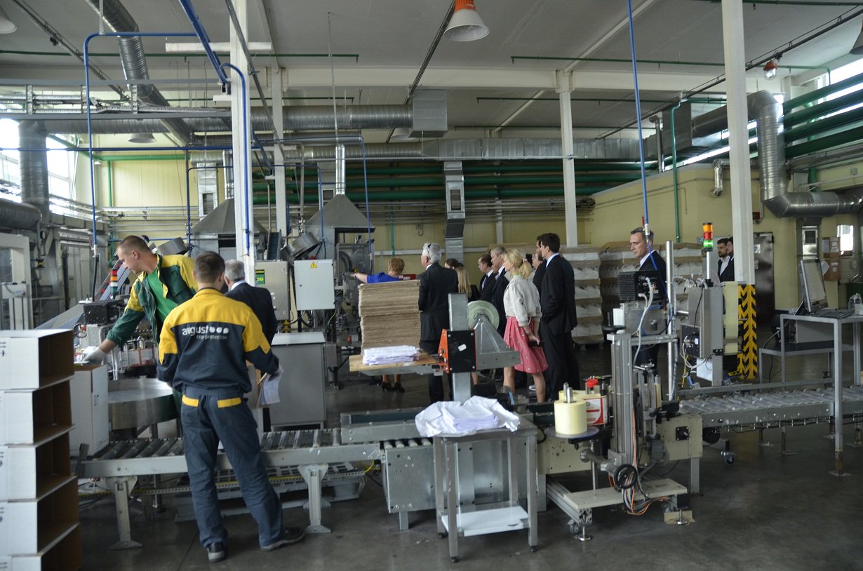Unidade industrial da Avgust-Bel produz meios de proteção química para agricultura; executivos da empresa querem relações comerciais com Goiás; capacidade local é de 20 mil toneladas/ano e fábrica detém 20 diferentes marcas; visita integra a agenda de negócios da missão no Leste Europeu comandada pelo vice-governador e secretário de Desenvolvimento Econômico, José Eliton (Foto: José Barbacena) Unidade industrial da Avgust-Bel produz meios de proteção química para agricultura; executivos da empresa querem relações comerciais com Goiás; capacidade local é de 20 mil toneladas/ano e fábrica detém 20 diferentes marcas; visita integra a agenda de negócios da missão no Leste Europeu comandada pelo vice-governador e secretário de Desenvolvimento Econômico, José Eliton