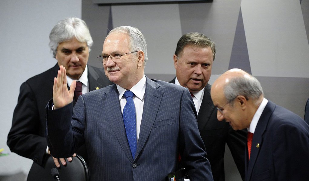 "Embora a oposição tenha feito o possível para transformar a sabatina de Luiz Fachin num comício fora de hora e de lugar, a aprovação de seu nome só foi possível porque o candidato ao STF colocou-se acima do jogo baixo dos adversários e fez uma apresentação de alto nível na Comissão de Constituição e Justiça do Senado", afirma o jornalista Paulo Moreira Leite, diretor do 247 em Brasília; após 12 horas de debates, o jurista foi aprovado pelos membros da CCJ da Casa por 20 votos a 7 na noite desta terça (12); segundo PML, após o desempenho que exibiu ontem, ficou difícil negar que tenha méritos para integrar o plenário do STF — "o que pode tornar bastante penoso o esforço dos adversários para arrebanhar votos contra sua nomeação" (Foto: Roberta Namour) "Embora a oposição tenha feito o possível para transformar a sabatina de Luiz Fachin num comício fora de hora e de lugar, a aprovação de seu nome só foi possível porque o candidato ao STF colocou-se acima do jogo baixo dos adversários e fez uma apresentação de alto nível na Comissão de Constituição e Justiça do Senado", afirma o jornalista Paulo Moreira Leite, diretor do 247 em Brasília; após 12 horas de debates, o jurista foi aprovado pelos membros da CCJ da Casa por 20 votos a 7 na noite desta terça (12); segundo PML, após o desempenho que exibiu ontem, ficou difícil negar que tenha méritos para integrar o plenário do STF — "o que pode tornar bastante penoso o esforço dos adversários para arrebanhar votos contra sua nomeação"