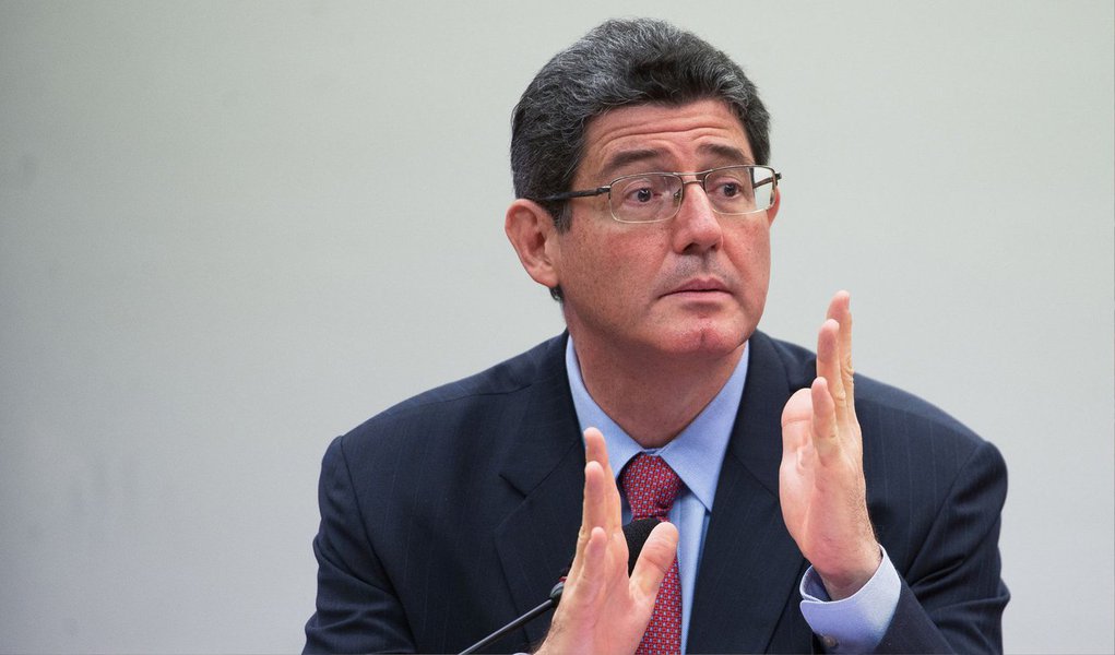 O ministro da Fazenda, Joaquim Levy, manifestou nesta terça (12) sua confiança nas medidas do governo para a retomado do crescimento da economia; segundo o ministro, elas envolvem a consolidação fiscal, o realinhamento de preços e a ampliação de oportunidades de investimento privado em infraestrutura; para Levy, a consolidação fiscal e o realinhamento de preços são essenciais a fim de reduzir o risco na percepção da capacidade de pagamento do setor público e das pressões inflacionárias e que o investimento privado em infraestrutura é o caminho para reduzir custos e expandir a capacidade de oferta da economia nacional (Foto: Valter Lima) O ministro da Fazenda, Joaquim Levy, manifestou nesta terça (12) sua confiança nas medidas do governo para a retomado do crescimento da economia; segundo o ministro, elas envolvem a consolidação fiscal, o realinhamento de preços e a ampliação de oportunidades de investimento privado em infraestrutura; para Levy, a consolidação fiscal e o realinhamento de preços são essenciais a fim de reduzir o risco na percepção da capacidade de pagamento do setor público e das pressões inflacionárias e que o investimento privado em infraestrutura é o caminho para reduzir custos e expandir a capacidade de oferta da economia nacional