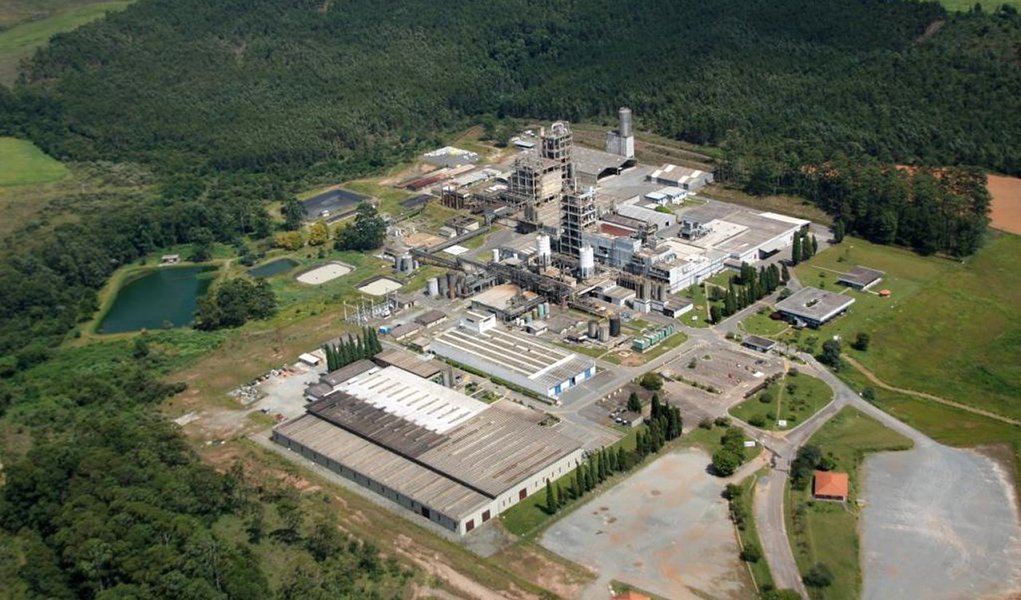 Produtora norte-americana de alumínio Alcoa anunciou que fechará permanentemente sua unidade de fundição de alumínio primário em Poços de Caldas (MG) em 30 de junho; fundição já vinha tendo sua produção reduzida desde maio de 2014 (Foto: Paulo Emílio) Produtora norte-americana de alumínio Alcoa anunciou que fechará permanentemente sua unidade de fundição de alumínio primário em Poços de Caldas (MG) em 30 de junho; fundição já vinha tendo sua produção reduzida desde maio de 2014