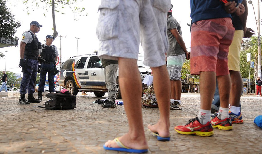 Dados da Secretaria da Segurança Pública e da Paz Social mostram que, nos primeiros cinco meses deste ano, foram registrados 268 assassinatos em Brasília, 7,26% a menos em comparação a 2014, quando aconteceram 289 delitos dessa natureza; já em 2013, 302 pessoas acabaram executadas no DF — taxa 11,25% maior do que a registrada em 2015 (Foto: Leonardo Lucena) Dados da Secretaria da Segurança Pública e da Paz Social mostram que, nos primeiros cinco meses deste ano, foram registrados 268 assassinatos em Brasília, 7,26% a menos em comparação a 2014, quando aconteceram 289 delitos dessa natureza; já em 2013, 302 pessoas acabaram executadas no DF — taxa 11,25% maior do que a registrada em 2015