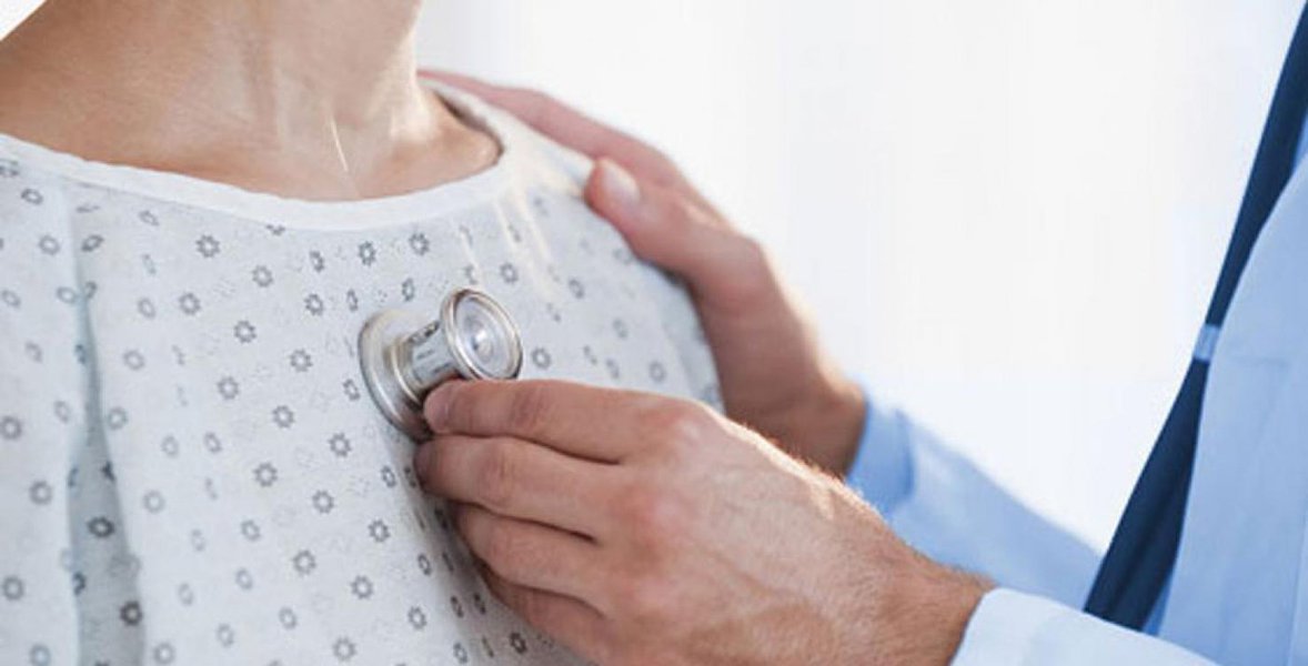 A tuberculose é uma doença infectocontagiosa causada pelo "bacilo de Koch", cujo nome científico é Mycobacterium tuberculosis. O contágio ocorre por meio das secreções respiratórias. Doentes não tratados costumam eliminar grande quantidade de bactérias no ambiente, ao tossir, falar ou espirrar (Foto: Renata Paiva) A tuberculose é uma doença infectocontagiosa causada pelo "bacilo de Koch", cujo nome científico é Mycobacterium tuberculosis. O contágio ocorre por meio das secreções respiratórias. Doentes não tratados costumam eliminar grande quantidade de bactérias no ambiente, ao tossir, falar ou espirrar