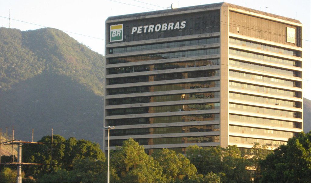Petrobras pediu nesta quinta-feira, 25, que um juiz norte-americano dispense ação coletiva de investidores sobre as denúncias de corrupção na estatal; juiz distrital Jed Rakoff não proferiu decisão sobre o pedido da Petrobras, mas disse que o fará dentro de duas semanas; o advogado da Petrobras na ação, Roger Cooper, culpou pessoas isoladas pela corrupção na estatal e disse que a companhia não pode ser responsabilizada pela ação deles; já investidores dizem que US$ 98 bilhões em ações e títulos da Petrobras foram inflados pela companhia (Foto: Aquiles Lins) Petrobras pediu nesta quinta-feira, 25, que um juiz norte-americano dispense ação coletiva de investidores sobre as denúncias de corrupção na estatal; juiz distrital Jed Rakoff não proferiu decisão sobre o pedido da Petrobras, mas disse que o fará dentro de duas semanas; o advogado da Petrobras na ação, Roger Cooper, culpou pessoas isoladas pela corrupção na estatal e disse que a companhia não pode ser responsabilizada pela ação deles; já investidores dizem que US$ 98 bilhões em ações e títulos da Petrobras foram inflados pela companhia
