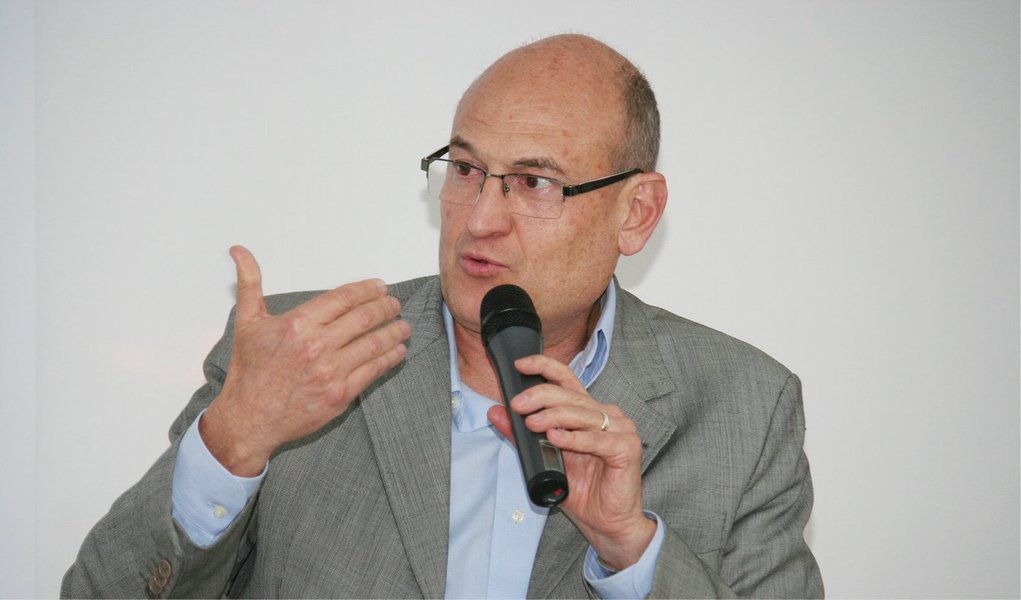 O ex-coordenador financeiro da campanha de Dilma Rousseff (PT) à Presidência da República em 2010, José de Filippi Jr., disse, em nota, que durante o pleito de 2010 manteve contato "de forma transparente com diversas empresas em busca de doações eleitorais, portanto legalmente registradas, incluindo o senhor Ricardo Pessoa"; segundo ele, as doações foram devidamente registradas e aprovadas pela Justiça Eleitoral
(Foto: Valter Lima) O ex-coordenador financeiro da campanha de Dilma Rousseff (PT) à Presidência da República em 2010, José de Filippi Jr., disse, em nota, que durante o pleito de 2010 manteve contato "de forma transparente com diversas empresas em busca de doações eleitorais, portanto legalmente registradas, incluindo o senhor Ricardo Pessoa"; segundo ele, as doações foram devidamente registradas e aprovadas pela Justiça Eleitoral