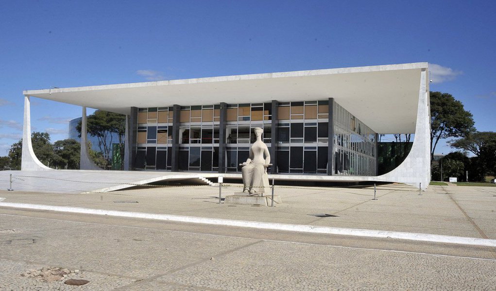 Segundo o coordenador-geral do Sindicato dos Trabalhadores do Poder Judiciário do Distrito Federal (Sindjus), José Rodrigues Costa, o objetivo dos servidores é derrubar o veto da presidenta Dilma Rousseff ao primeiro projeto de lei que trata do aumento dos trabalhadores do Judiciário, aprovado em junho no Senado, e que previa um reajuste entre 53% e 78,56%; “A mobilização, a partir de agora, é no Congresso Nacional, demonstrando com documentos e fundamentando com dados a necessidade de manter o reajuste definido anteriormente”, disse (Foto: Roberta Namour) Segundo o coordenador-geral do Sindicato dos Trabalhadores do Poder Judiciário do Distrito Federal (Sindjus), José Rodrigues Costa, o objetivo dos servidores é derrubar o veto da presidenta Dilma Rousseff ao primeiro projeto de lei que trata do aumento dos trabalhadores do Judiciário, aprovado em junho no Senado, e que previa um reajuste entre 53% e 78,56%; “A mobilização, a partir de agora, é no Congresso Nacional, demonstrando com documentos e fundamentando com dados a necessidade de manter o reajuste definido anteriormente”, disse