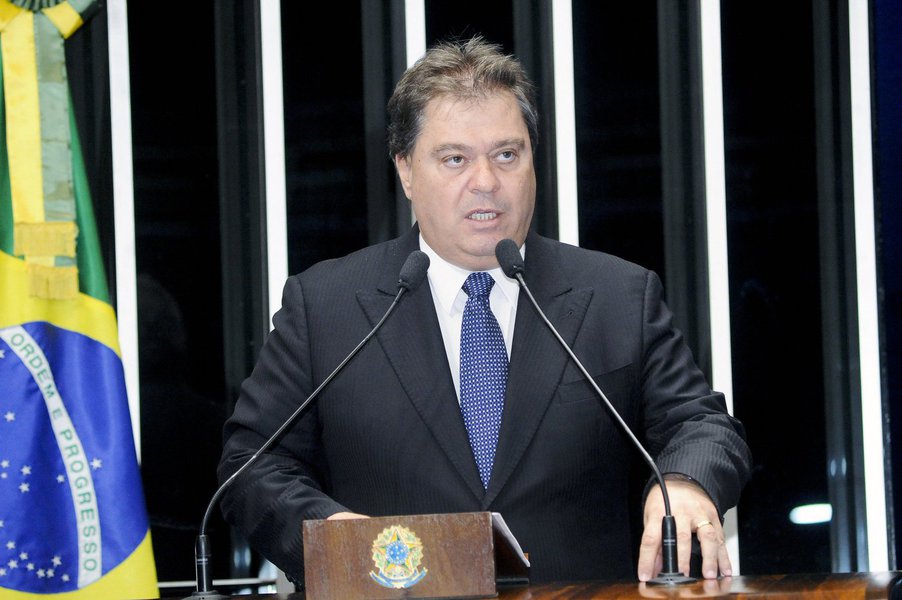 Empresário Ricardo Pessoa disse que dinheiro foi repassado a quatro partidos indicados pelos senador Gim Argello (PDT-DF) para enterrar uma CPI criada no Congresso para investigar a Petrobras no ano passado; Argello, que era vice-presidente da comissão, foi porta-voz da negociação por ter influência sobre o então senador Vital do Rêgo (PMDB-PB), presidente do colegiado (Foto: Gisele Federicce) Empresário Ricardo Pessoa disse que dinheiro foi repassado a quatro partidos indicados pelos senador Gim Argello (PDT-DF) para enterrar uma CPI criada no Congresso para investigar a Petrobras no ano passado; Argello, que era vice-presidente da comissão, foi porta-voz da negociação por ter influência sobre o então senador Vital do Rêgo (PMDB-PB), presidente do colegiado