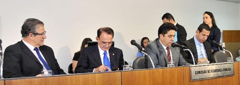 O secretário de Estado da Fazenda foi convocado a prestar esclarecimentos aos parlamentares sobre o atraso nos repasses dos recursos do Fundo de Apoio Habitacional aos Militares do Estado de Minas Gerais (Fahmemg/Promorar Militar); A solicitação, do deputado Cabo Júlio (PMDB), foi aprovada na reunião desta terça-feira (Foto: Luis Mauro Queiroz) O secretário de Estado da Fazenda foi convocado a prestar esclarecimentos aos parlamentares sobre o atraso nos repasses dos recursos do Fundo de Apoio Habitacional aos Militares do Estado de Minas Gerais (Fahmemg/Promorar Militar); A solicitação, do deputado Cabo Júlio (PMDB), foi aprovada na reunião desta terça-feira