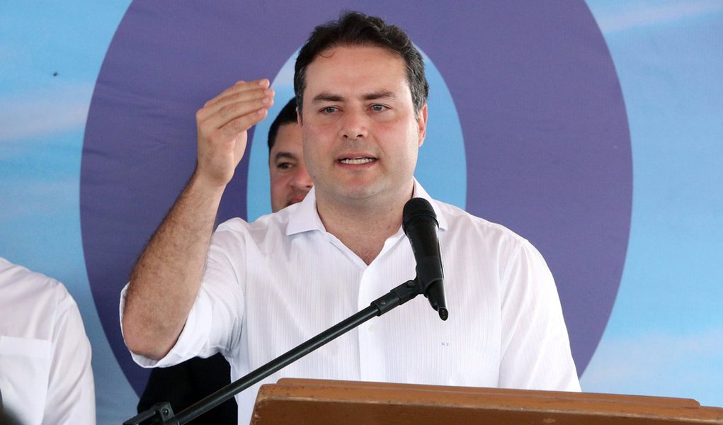 O novo modelo de gestão do governo Renan Filho (PMDB-AL) já está no Diário Oficial e, segundo ele, pela primeira vez o Executivo faz uma reforma sem criar despesa adicional, ao contrário, vai poupar recursos; novo modo de gerir também corta cargos comissionados; “A máquina estatal será ocupada pelos servidores públicos de carreira, por meio das funções gratificadas. Vamos dar o devido valor ao pessoal da casa, aquele que carrega o serviço público nas costas e faz a administração andar”, explicou Renan Filho (Foto: Voney Malta) O novo modelo de gestão do governo Renan Filho (PMDB-AL) já está no Diário Oficial e, segundo ele, pela primeira vez o Executivo faz uma reforma sem criar despesa adicional, ao contrário, vai poupar recursos; novo modo de gerir também corta cargos comissionados; “A máquina estatal será ocupada pelos servidores públicos de carreira, por meio das funções gratificadas. Vamos dar o devido valor ao pessoal da casa, aquele que carrega o serviço público nas costas e faz a administração andar”, explicou Renan Filho