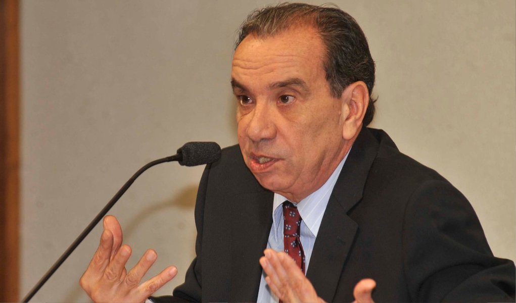 O senador Aloysio Nunes (PSDB-SP) confirmou, em nota, nesta sexta (26), que recebeu R$ 200 mil do empresário Ricardo Pessoa; mas o tucano rechaçou que tenha sido um valor pago como propina; "A quantia mencionada foi efetiva e legalmente arrecadada pelo comitê de minha campanha ao Senado em 2010. A doação foi feita conforme a Lei, consta da prestação de contas encaminhada à Justiça Eleitoral, sendo por ela aprovada e está publicada na Internet para conhecimento de todos, há mais de quatro anos. Não tenho, portanto, nada a esconder quanto a esse episódio, tampouco estou sendo acusado de coisa alguma", disse (Foto: Valter Lima) O senador Aloysio Nunes (PSDB-SP) confirmou, em nota, nesta sexta (26), que recebeu R$ 200 mil do empresário Ricardo Pessoa; mas o tucano rechaçou que tenha sido um valor pago como propina; "A quantia mencionada foi efetiva e legalmente arrecadada pelo comitê de minha campanha ao Senado em 2010. A doação foi feita conforme a Lei, consta da prestação de contas encaminhada à Justiça Eleitoral, sendo por ela aprovada e está publicada na Internet para conhecimento de todos, há mais de quatro anos. Não tenho, portanto, nada a esconder quanto a esse episódio, tampouco estou sendo acusado de coisa alguma", disse