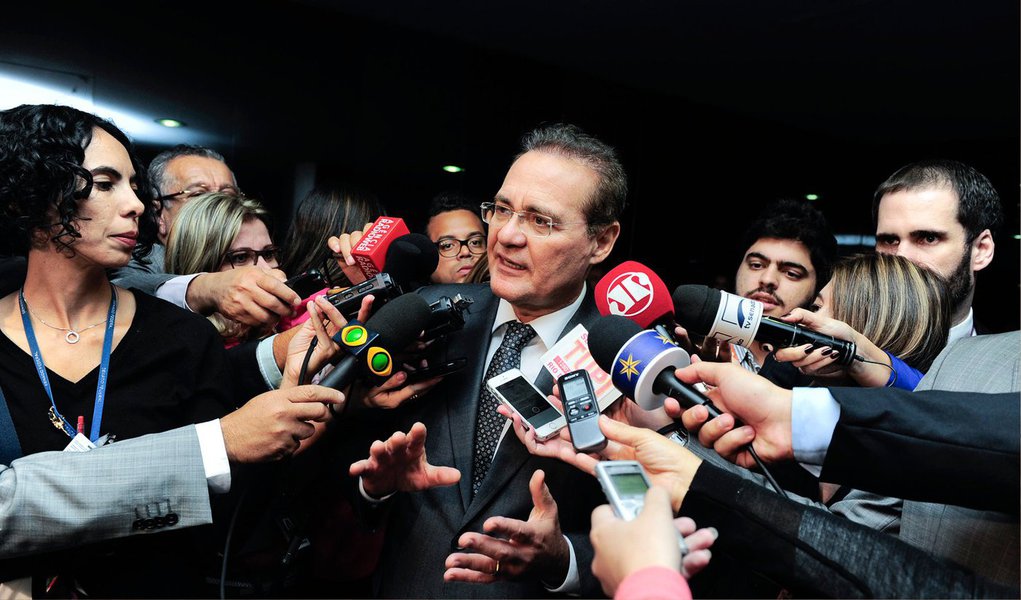 O presidente do Senado, Renan Calheiros, prossegue na estratégia de afirmar-se como liderança nacional e fazer do Senado, sob sua presidência, um centro de poder concorrente; na quarta (20), ele reúne todos os governadores em Brasília em busca de acordos sobre as questões federativas a que o poder executivo, às voltas com o ajuste fiscal e os problemas políticos, não vem conseguindo responder; se a reunião tiver êxito, Renan terá passado sua mensagem: para o que Governo Dilma não resolve, o Senado encontra as soluções; leia análise da colunista do 247, Tereza Cruvinel (Foto: Valter Lima) O presidente do Senado, Renan Calheiros, prossegue na estratégia de afirmar-se como liderança nacional e fazer do Senado, sob sua presidência, um centro de poder concorrente; na quarta (20), ele reúne todos os governadores em Brasília em busca de acordos sobre as questões federativas a que o poder executivo, às voltas com o ajuste fiscal e os problemas políticos, não vem conseguindo responder; se a reunião tiver êxito, Renan terá passado sua mensagem: para o que Governo Dilma não resolve, o Senado encontra as soluções; leia análise da colunista do 247, Tereza Cruvinel