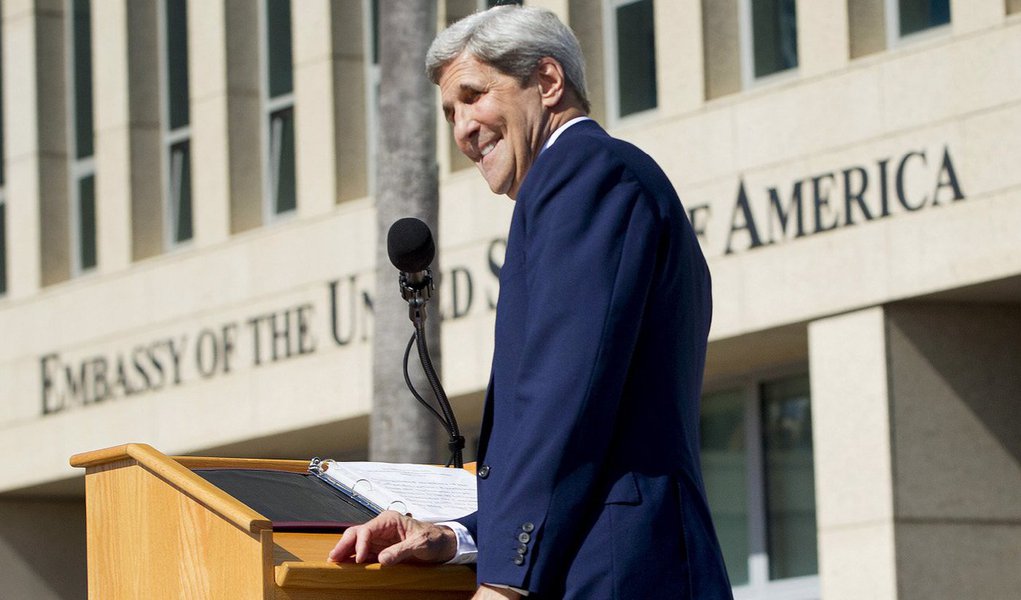 "Eu não posso imaginar um republicano ou um democrata simplesmente jogando isso pela janela", disse o secretário de Estado norte-americano, John Kerry, sobre a decisão do presidente Barack Obama de restaurar os laços diplomáticos que ficaram rompidos por 54 anos; (Foto: Gisele Federicce) "Eu não posso imaginar um republicano ou um democrata simplesmente jogando isso pela janela", disse o secretário de Estado norte-americano, John Kerry, sobre a decisão do presidente Barack Obama de restaurar os laços diplomáticos que ficaram rompidos por 54 anos;