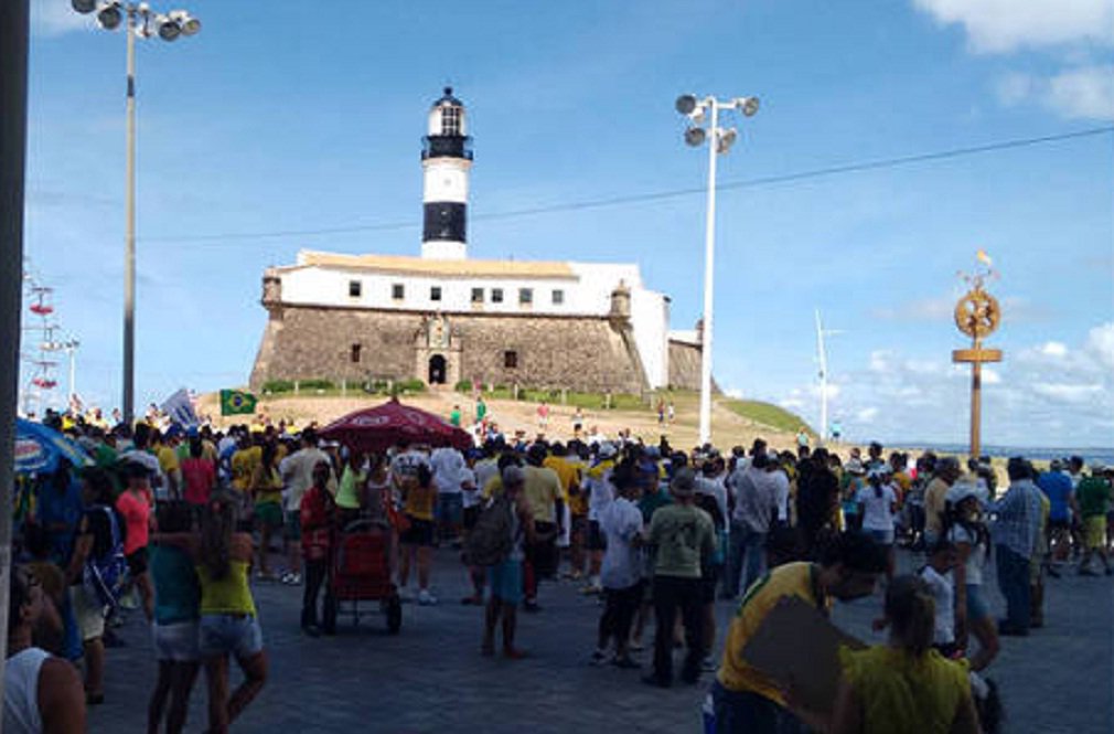 Manifestação contra o governo federal, marcado para esta manhã em Salvador, começou com uma confusão a respeito da concentração; um grupo de manifestantes se dirigiu até o Farol da Barra e outras turmas foram em direção ao Porto; os equívocos de divulgação acabaram dispersando os manifestantes, que aguardam nos dois locais pelo início do protesto (Foto: José Barbacena) Manifestação contra o governo federal, marcado para esta manhã em Salvador, começou com uma confusão a respeito da concentração; um grupo de manifestantes se dirigiu até o Farol da Barra e outras turmas foram em direção ao Porto; os equívocos de divulgação acabaram dispersando os manifestantes, que aguardam nos dois locais pelo início do protesto