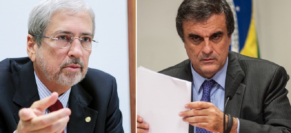 Deputado federal disse não saber se interpreta como deboche ou negligência a declaração do ministro da Justiça, José Eduardo Cardozo, de que "as pessoas têm total direito de dizer o que pensam”; ministro se referia à fala do presidente da CUT, Vagner Freitas, sobre "pegar em armas" para defender o mandato da presidente Dilma Rousseff; “Não é possível que o ministro da Justiça considere banal o fato de uma liderança sindical conclamar, de dentro do Palácio do Planalto, os seus liderados para pegar em armas e sair às ruas, entrincheirados" (Foto: José Barbacena) Deputado federal disse não saber se interpreta como deboche ou negligência a declaração do ministro da Justiça, José Eduardo Cardozo, de que "as pessoas têm total direito de dizer o que pensam”; ministro se referia à fala do presidente da CUT, Vagner Freitas, sobre "pegar em armas" para defender o mandato da presidente Dilma Rousseff; “Não é possível que o ministro da Justiça considere banal o fato de uma liderança sindical conclamar, de dentro do Palácio do Planalto, os seus liderados para pegar em armas e sair às ruas, entrincheirados"