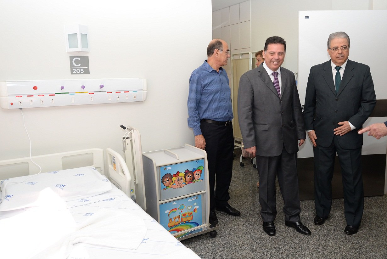 Governador Marconi Perillo na visita ao HUGOL com Desembargadores e Ju�zes. Na Foto: Governador, Marconi Perillo e Presidente do Tribunal de Justi�a de Goi�s, Leobino Valente Chaves. Fotos: Wagnas Cabral. Data: 26.06.2015. (Foto: José Barbacena) Governador Marconi Perillo na visita ao HUGOL com Desembargadores e Ju�zes. Na Foto: Governador, Marconi Perillo e Presidente do Tribunal de Justi�a de Goi�s, Leobino Valente Chaves. Fotos: Wagnas Cabral. Data: 26.06.2015.