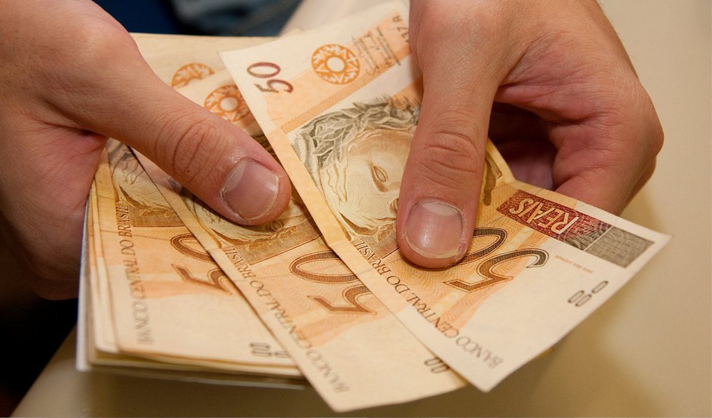 O Governo do Estado anuncia o pagamento do funcionalismo público estadual para os dias 29 e 30 de julho, 1° e 3 de julho, referente ao mês de junho; os primeiros a receber serão os servidores lotados na Secretaria de Estado da Educação, no dia 29; no dia seguinte, recebem os servidores ligados às demais secretarias, autarquias e fundações, inclusive aqueles ligados ao Fundo Estadual de Saúde; nos demais dias, recebem os aposentados e servidores lotados nas empresas (Foto: Valter Lima) O Governo do Estado anuncia o pagamento do funcionalismo público estadual para os dias 29 e 30 de julho, 1° e 3 de julho, referente ao mês de junho; os primeiros a receber serão os servidores lotados na Secretaria de Estado da Educação, no dia 29; no dia seguinte, recebem os servidores ligados às demais secretarias, autarquias e fundações, inclusive aqueles ligados ao Fundo Estadual de Saúde; nos demais dias, recebem os aposentados e servidores lotados nas empresas