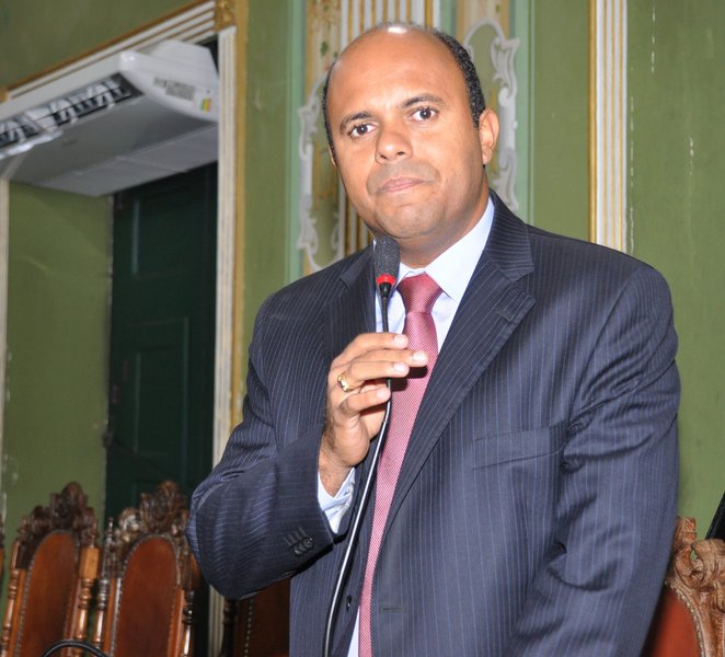 Desde que decidiu aderir à base do governador Rui Costa, o PTN perdeu fôlego em Salvador, seu principal reduto eleitoral; na segunda-feira, os vereadores Kiki Bispo e Beca anunciaram o rompimento com a direção da legenda e oficializaram aliança com o prefeito ACM Neto; "Meu eleitorado não entendeu muito a minha guinada. Não estava feliz e isso me fez retornar a uma casa de onde nunca sai. O projeto defendido pelo prefeito foi o mesmo que defendi na campanha. Estou retornando às origens, à minha identidade política, a um projeto que ajudei a eleger e que tem aprovação popular de 80%", afirma Kiki Bispo (foto) (Foto: Romulo Faro) Desde que decidiu aderir à base do governador Rui Costa, o PTN perdeu fôlego em Salvador, seu principal reduto eleitoral; na segunda-feira, os vereadores Kiki Bispo e Beca anunciaram o rompimento com a direção da legenda e oficializaram aliança com o prefeito ACM Neto; "Meu eleitorado não entendeu muito a minha guinada. Não estava feliz e isso me fez retornar a uma casa de onde nunca sai. O projeto defendido pelo prefeito foi o mesmo que defendi na campanha. Estou retornando às origens, à minha identidade política, a um projeto que ajudei a eleger e que tem aprovação popular de 80%", afirma Kiki Bispo (foto)