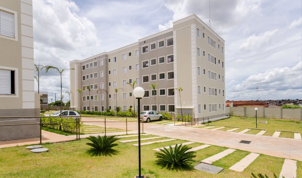 Apesar do cenário de desaceleração da economia, a MRV Engenharia obteve lucro líquido de R$ 106 milhões no primeiro trimestre; alta de 30,9% em relação ao primeiro trimestre de 2014; receita líquida da empresa subiu 14% e foi a de R$ 1,042 bilhão nos três primeiros meses do ano; segundo o presidente da empresa, Eduardo Fischer, a MRV tem foco no segmento popular e se mostra a mais resiliente na crise onde existe mais demanda do que oferta de imóveis de padrão econômico; perspectiva da MRV é investir cerca de R$ 8 bilhões nos próximos dois anos oferecendo moradia a uma população de cerca de 300 mil pessoas (Foto: Aquiles Lins) Apesar do cenário de desaceleração da economia, a MRV Engenharia obteve lucro líquido de R$ 106 milhões no primeiro trimestre; alta de 30,9% em relação ao primeiro trimestre de 2014; receita líquida da empresa subiu 14% e foi a de R$ 1,042 bilhão nos três primeiros meses do ano; segundo o presidente da empresa, Eduardo Fischer, a MRV tem foco no segmento popular e se mostra a mais resiliente na crise onde existe mais demanda do que oferta de imóveis de padrão econômico; perspectiva da MRV é investir cerca de R$ 8 bilhões nos próximos dois anos oferecendo moradia a uma população de cerca de 300 mil pessoas