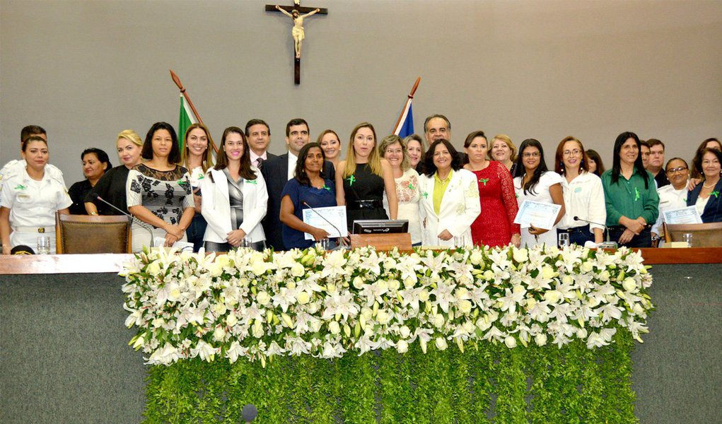 Assembleia Legislativa realizou na tarde desta terça-feira, 12, sessão solene em comemoração à Semana da Enfermagem e ao Dia do Enfermeiro, do Técnico de Enfermagem e do Auxiliar de Enfermagem; sessão contou ainda com a presença do secretário de Saúde do Estado, Samuel Bonilha, que representou o governador Marcelo Miranda (PMDB); autora do requerimento que originou a sessão, a deputada Valderez Castelo Branco (PP) comentou que a assistência médica só é possível com o trabalho dos profissionais da enfermagem; já a vice-presidente da Casa, deputada Luana Ribeiro (PR) ressaltou sua militância pela carga horária de 30 horas semanais para os profissionais de Saúde do Estado (Foto: Aquiles Lins) Assembleia Legislativa realizou na tarde desta terça-feira, 12, sessão solene em comemoração à Semana da Enfermagem e ao Dia do Enfermeiro, do Técnico de Enfermagem e do Auxiliar de Enfermagem; sessão contou ainda com a presença do secretário de Saúde do Estado, Samuel Bonilha, que representou o governador Marcelo Miranda (PMDB); autora do requerimento que originou a sessão, a deputada Valderez Castelo Branco (PP) comentou que a assistência médica só é possível com o trabalho dos profissionais da enfermagem; já a vice-presidente da Casa, deputada Luana Ribeiro (PR) ressaltou sua militância pela carga horária de 30 horas semanais para os profissionais de Saúde do Estado